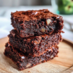 Brownie noix fondant et moelleux, texture riche au chocolat noir avec morceaux de noix, dessert maison gourmand