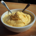 Crème pâtissière maison lisse et onctueuse servie dans un bol blanc, texture crémeuse à la vanille