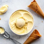 Glace à la vanille maison ultra crémeuse servie en boule avec cornets gaufrés