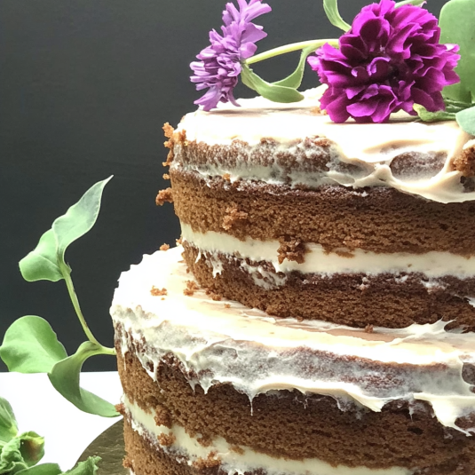 Naked cake au chocolat à étages, garni de crème vanillée