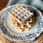 Gaufre liégeoise IG BAS dorée et croustillante saupoudrée sur assiette