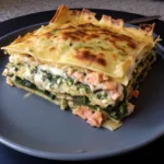 Part de lasagnes saumon épinards, couches nettes de saumon, épinards et béchamel gratinée