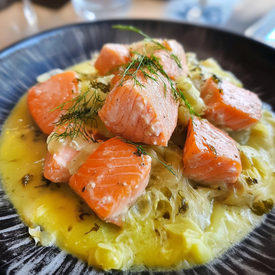 Pavés de saumon frais prêts à être cuisinés pour une fondue de poireaux