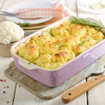gratin de Gratin de chou-fleur maison gratiné au four dans un plat en céramique