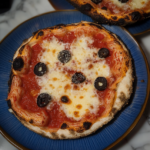 Pâte à Pizza napolitaine croustillante, sauce tomate, mozzarella fondue et olives noires