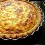 Quiche aux poireaux maison dorée au four avec une pâte croustillante et une garniture crémeuse aux poireaux
