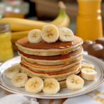 recette pancakes banane moelleux empilés avec rondelles de banane et sirop d’érable pour recette pancakes banane maison