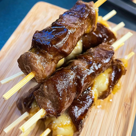 Brochettes boeuf fromage maison avec viande tendre et fromage fondant style yakitori japonais