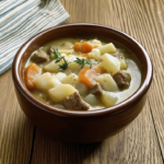 Bol de garbure béarnaise avec pommes de terre carottes légumes et viande dans un bouillon riche