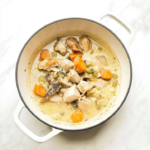 Blanquette de veau traditionnelle servie en cocotte avec sauce blanche crémeuse, carottes et champignons.