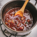 Sauce échalote maison sans vin en cuisson dans une casserole avec échalotes fondantes