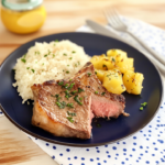 Steak de thon mi cuit poêlé avec cœur rosé accompagné de purée de pommes de terre